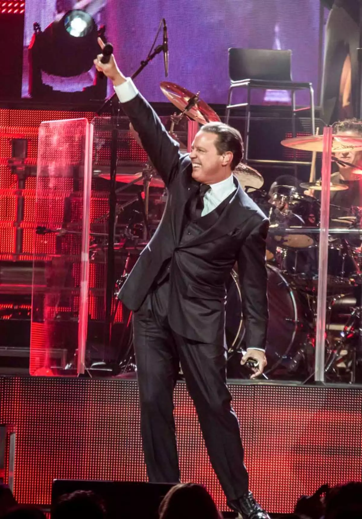 Podrán pasar los años pero sin duda ir a un concierto del cantante sigue siendo un `must´ en estas fechas y nosotros te contamos cómo fue el show que dio en el Honda Center de Anaheim, California.