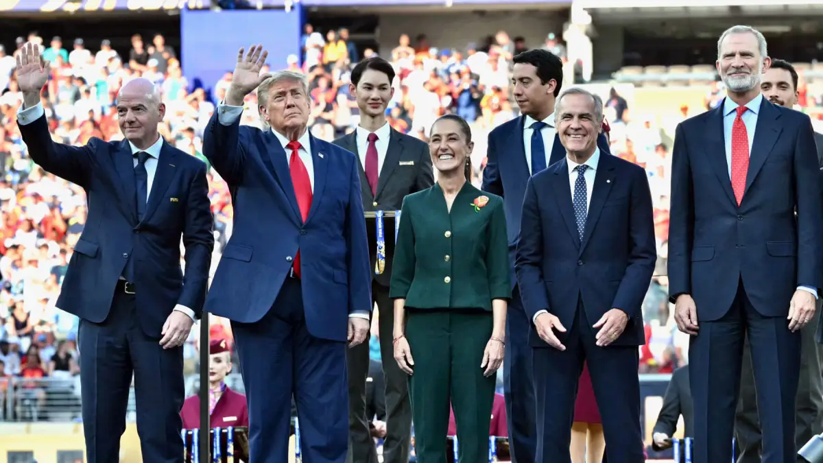 El presidente de la FIFA, Gianni Infantino, el presidente de los Estados Unidos, Donald Trump, la presidenta de México Claudia Sheinbaum, el primer ministro de Canadá, Mark Carney, y el rey de España, Felipe VI, asisten a la ceremonia de trofeo al final del partido final del torneo de fútbol americano de la Copa Mundial de 2026 entre España y Argentina en el Estadio de Nueva York/Nueva Jersey en East Rutherford el 19 de julio de 2026.