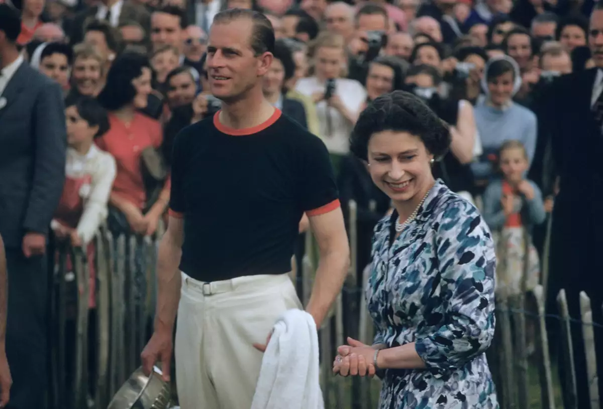 Príncipe Felipe y reina Isabel II