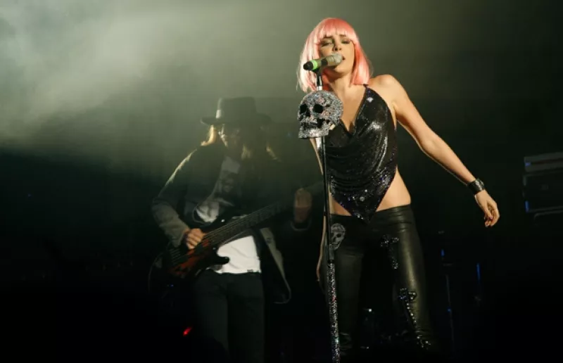 La interprete derrochó energía en el showcase para la cadena MTV, donde además aseguró que ella es mal portada.