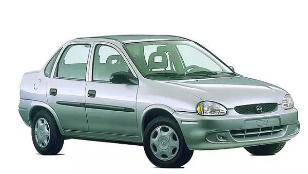En 1996 se introdujo la versión Sedán, comercializada con el nombre de Monza.