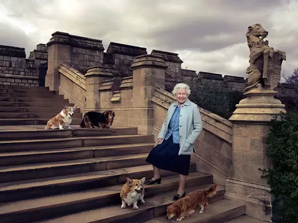 Una foto con sus perros tampoco podía faltar en el aniversario de la reina.