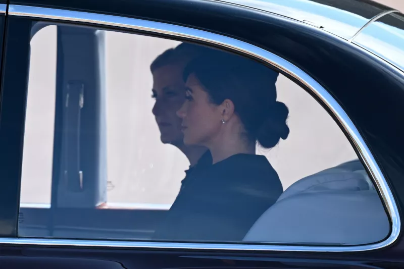 Meghan usa aretes de la reina Isabel