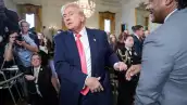 . S. El presidente Donald Trump camina después de estrechar la mano de Bruce LeVell después de la firma de una orden ejecutiva sobre "Fostering the Future" en la Sala Este de la Casa Blanca, en Washington, D.C., EE. UU., 13 de noviembre de 2025.