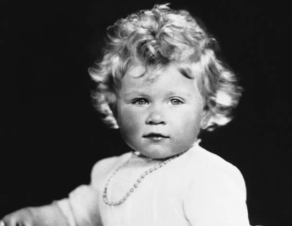 Isabel nació en la casa londinense de su abuelo materno, en el número 17 de Bruton Street, Mayfair, por cesárea.