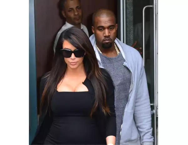Muchas fuentes cercanas a Kim aseguran que Kanye no ha estado muy cerca de la empresaria durante este embarazo.