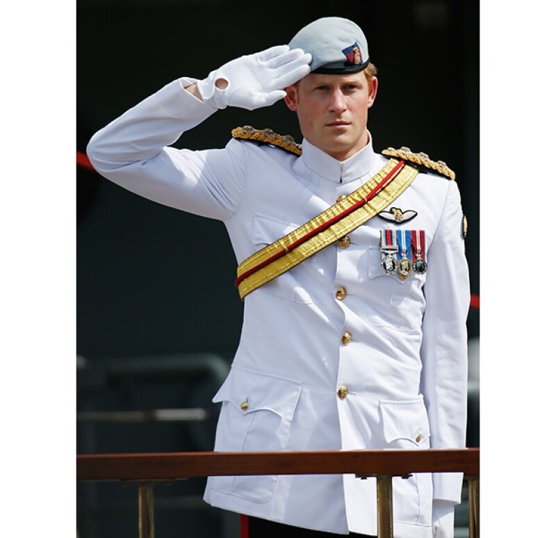 El Príncipe vistió un elegante uniforme blanco para la conmemoración de la Armada Australiana.