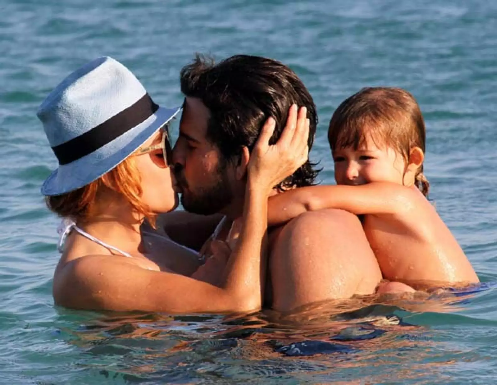 Una imagen dice más que mil palabras. Pau, Gerardo y el hijo de la cantante, Andrea, fueron capatados en una amorosas vacaciones en Grecia.