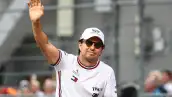 Sergio Pérez, de México y del equipo Cadillac F1 Team, saluda durante el desfile de pilotos previo al Gran Premio de Singapur de Fórmula 1 en el circuito urbano de Marina Bay, el 11 de octubre de 2026, en Singapur.