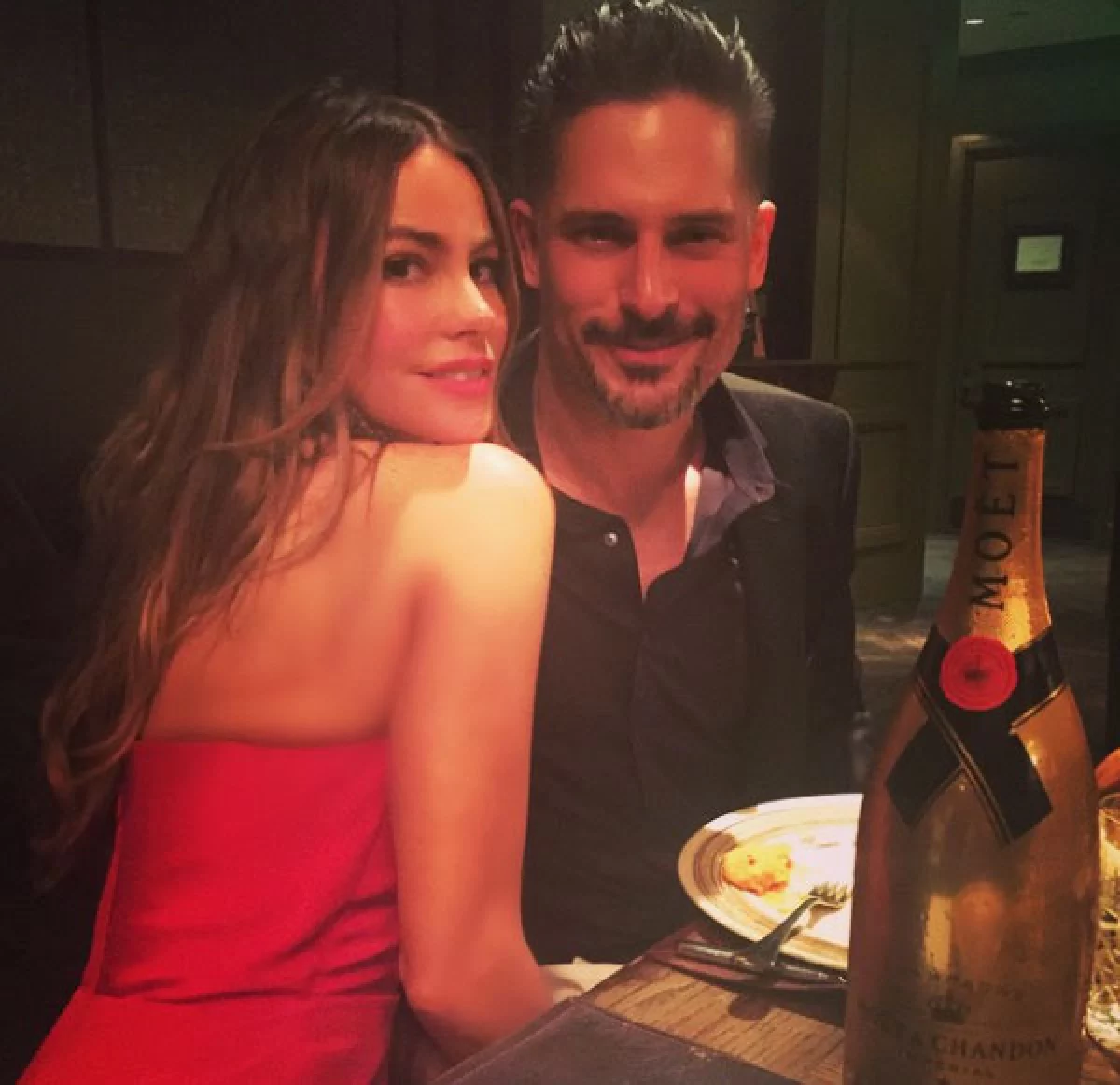 Después de recibir su estrella en el Paseo de la Fama de Hollywood, la actriz colombiana siguió los festejos con una celebración por su compromiso.