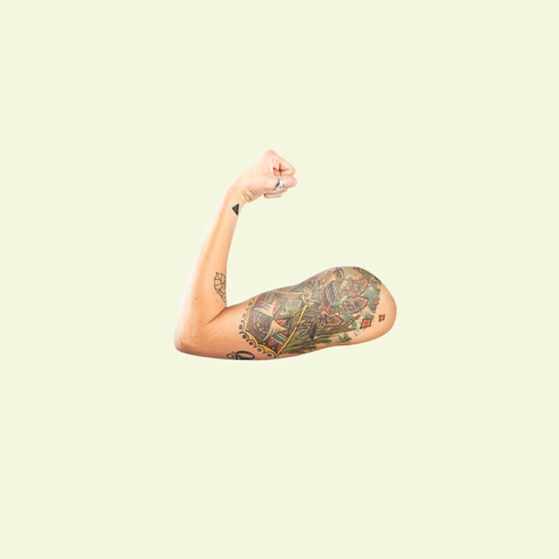 Añadió algunos tatuares en un brazo que aparece dentro de los emojis.