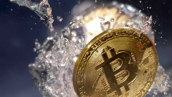 (Fotografía temática de la caída del Bitcoin)