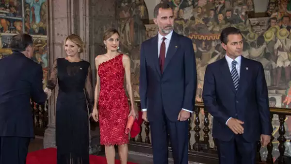 La pareja real asistió a una cena en el Palacio Nacional, donde brindaron con el presidente Enrique Peña Nieto y su esposa Angélica Rivera por una ilimitada relación entre España y México.