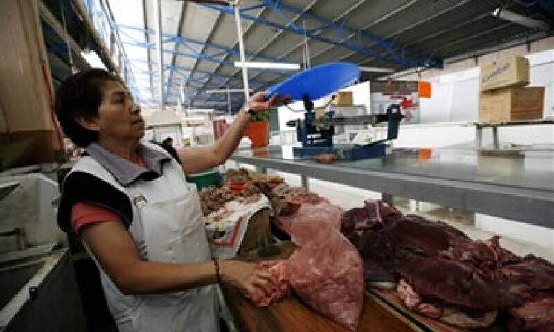 El dato se vio beneficiado por una baja en los precios de frutas y verduras y algunos servicios. (Foto: AP)