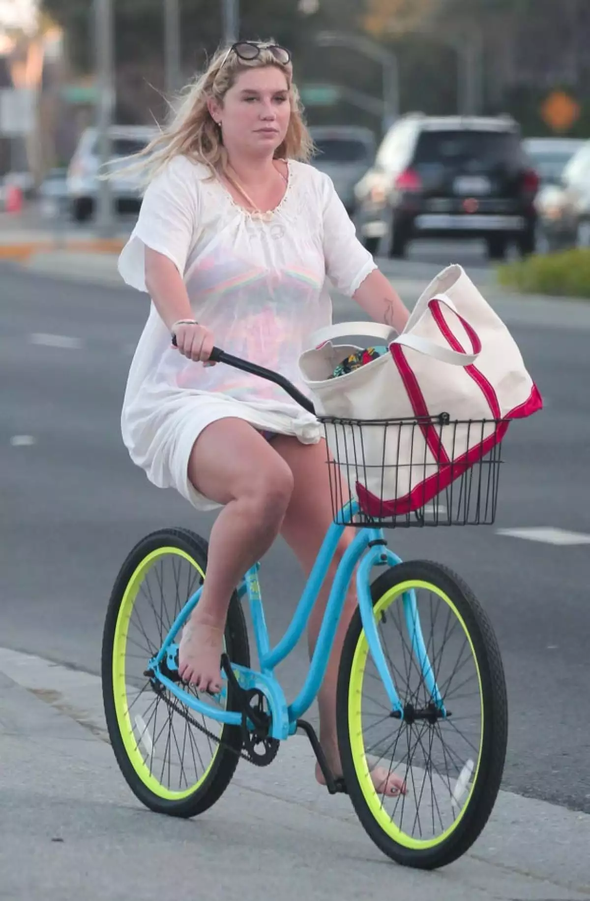 Una vez más, Kesha acaparó los reflectores al aparecer con kilos de más mientras paseaba en bicicleta por Los Ángeles, California.