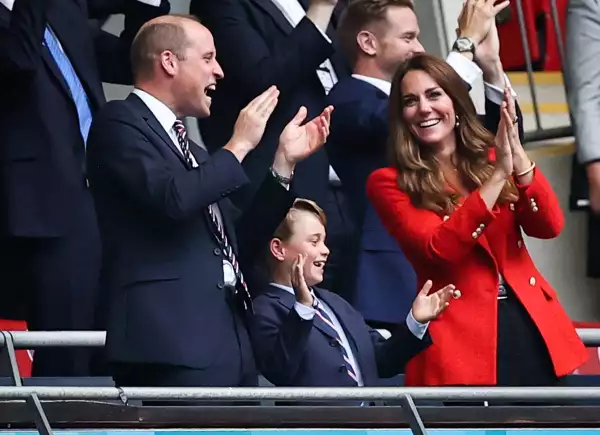 El príncipe George acompañó a sus padres, William y Kate, por primera vez a un encuentro de futbol.