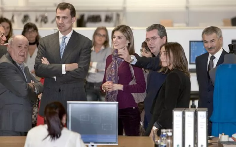 Amancio Ortega, dueño del grupo textil Inditex, fue el encargado de darles a los Príncipes de España un recorrido por las instalaciones ubicadas en La Coruña.