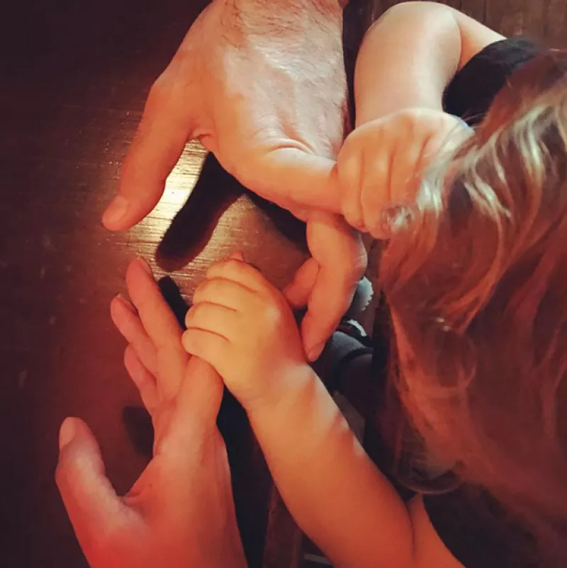 El actor cumple hoy 43 años y, su esposa no quiso que la ocasión pasara desapercibida.