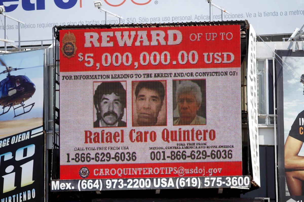 (Anuncios de recompensa por informacón para la detención de Rafael Caro Quintero en una pantalla electrónica en la garita de San Ysidro, cruce fronterizo entre Tijuana y San Diego)