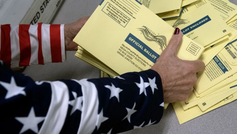 Un trabajador electoral clasifica las boletas para las elecciones intermedias de EE. UU., en los Servicios Centrales del Condado de Mesa en Grand Junction, Colorado, el 8 de noviembre de 2022.