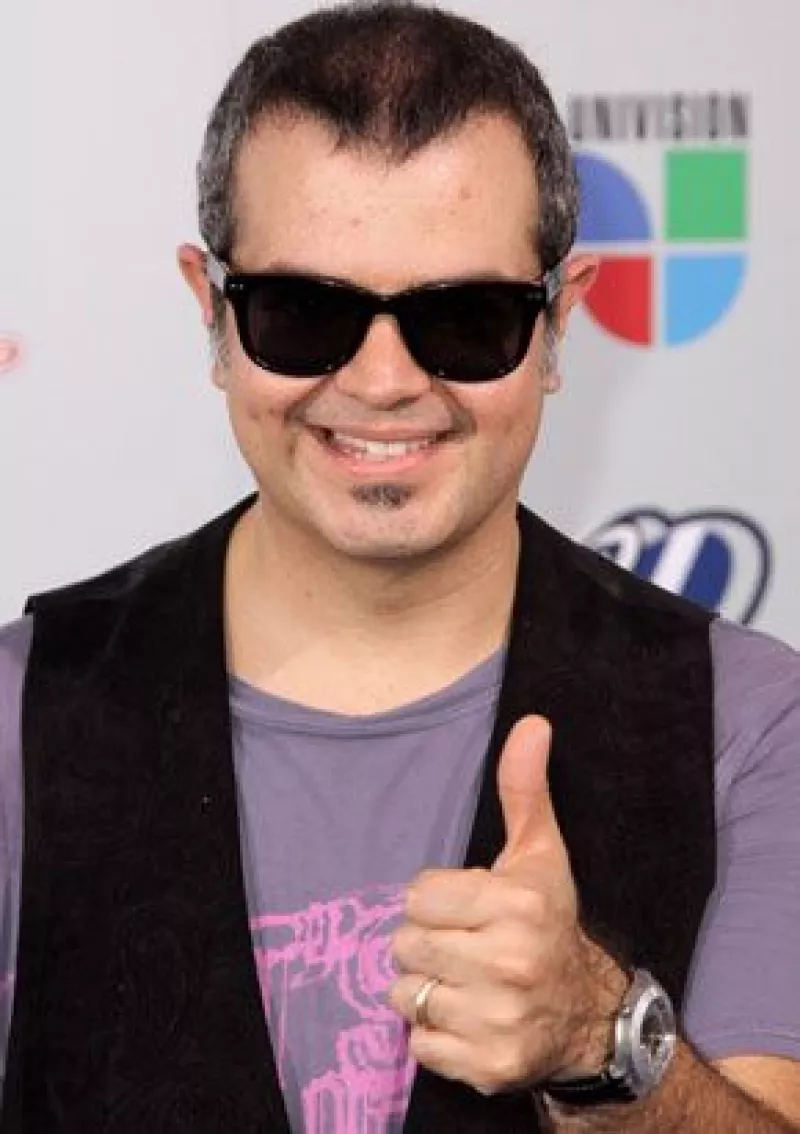 El músico mexicano dijo que además le compuso una canción a su esposa y al amor que comparten para el álbum de 10 cortes.