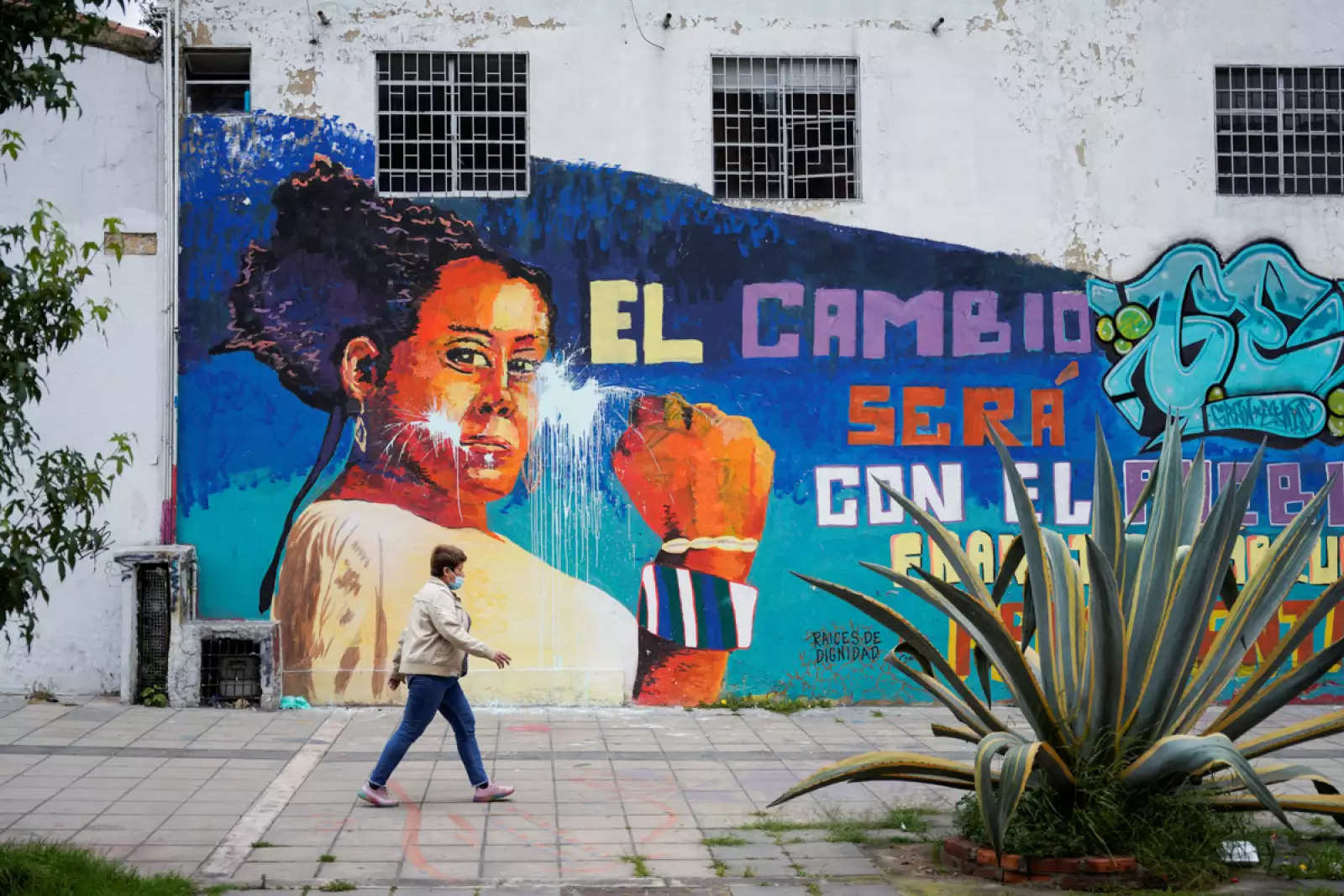 Un muro con la imagen de Francia Márquez, se muestra en las calles de Bogotá.