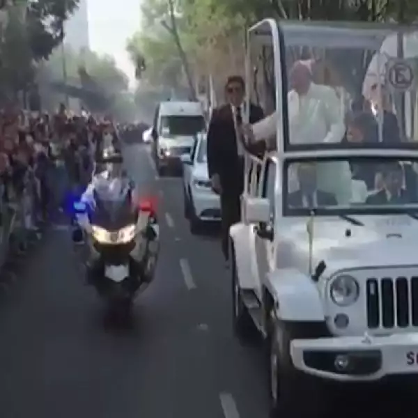 El pontífice se dirige, a bordo del papamóvil, a campo Marte, de ahí saldrá en un helicóptero al munipio mexiquense.