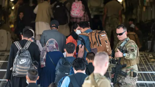 En las últimas 24 horas, Estados Unidos ha evacuado a 6,800 personas de Afganistán pese a las alertas de que se repita un atentado como el del jueves.
