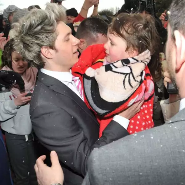 Nail no dejó de atender a sus fans a quienes regaló algunos autógrafos, abrazos y hasta esta foto con una pequeña fan.