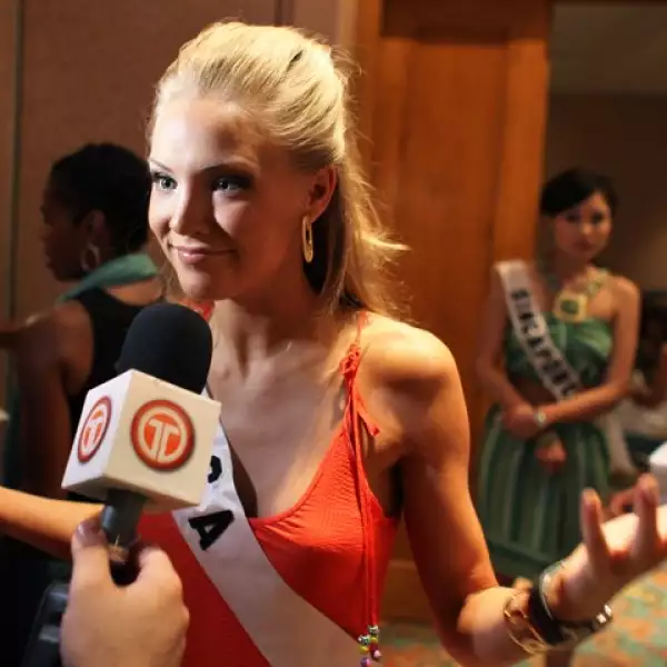 Miss USA, Kristen Dalton, habla sobre su participación en el concurso Miss Universo 2009 frente a las cámaras.