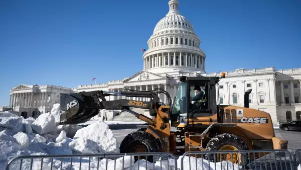 Un trabajador limpia la nieve fuera del Capitolio de los Estados Unidos en Washington, DC, el 2 de febrero de 2026. U