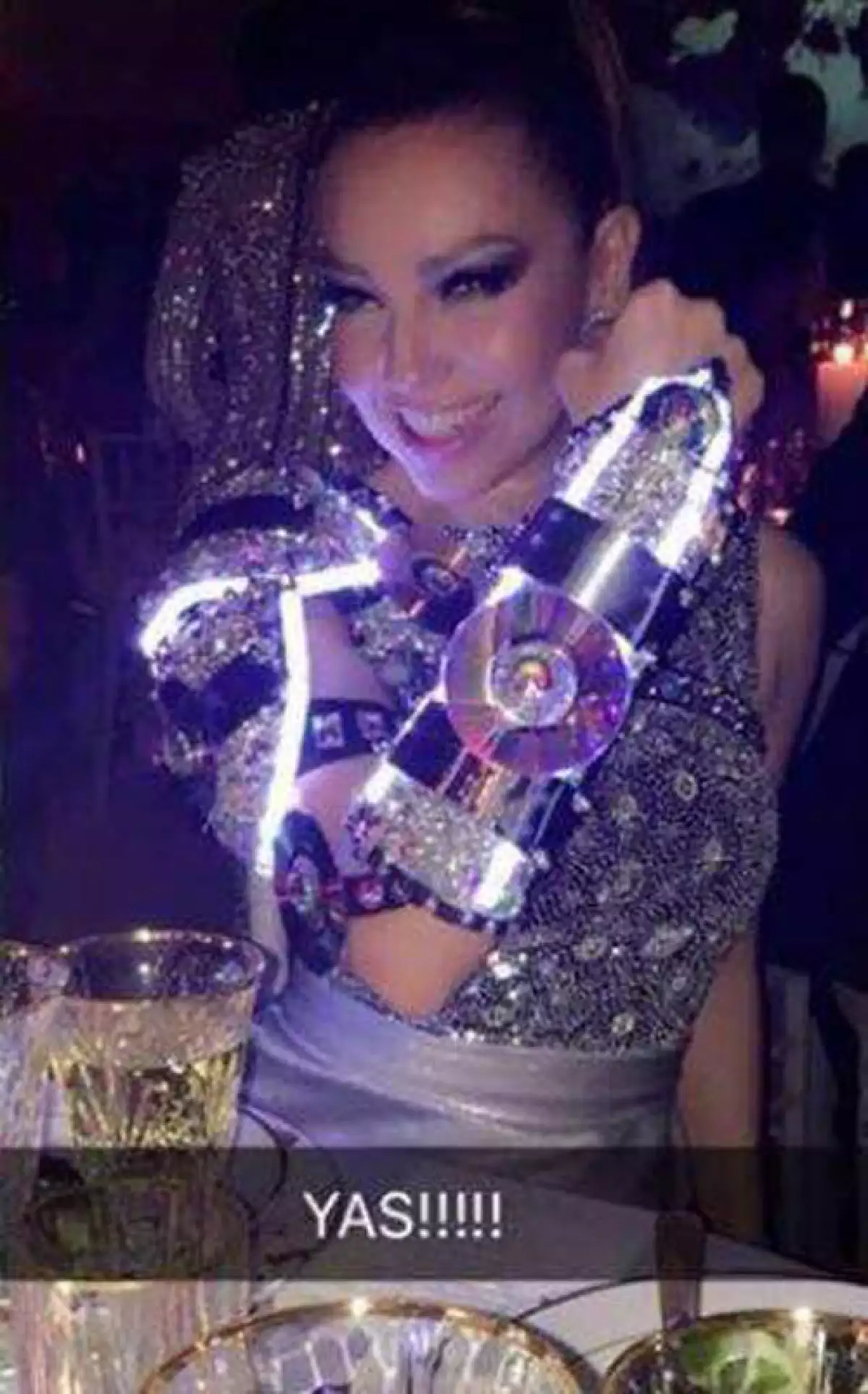 El vestido de Thalía se encendía en el detalle de la armadura.