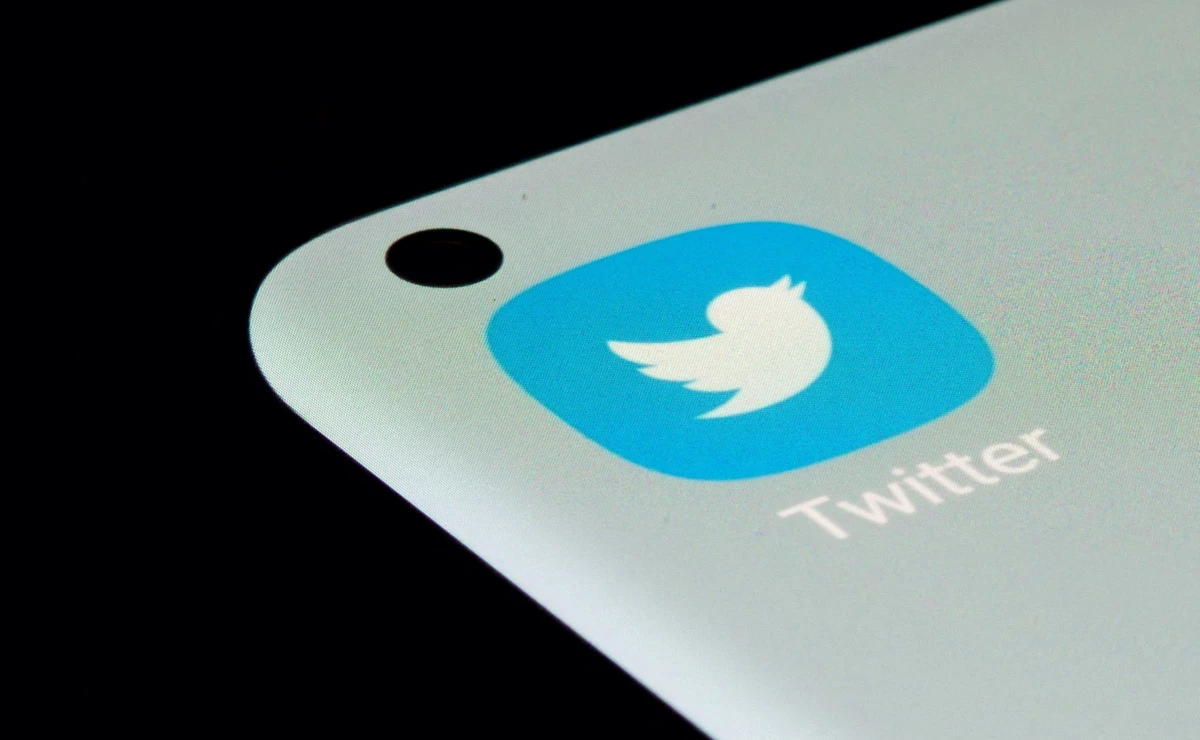 (El icono de Twitter, se ve en la pantalla de un iphone)