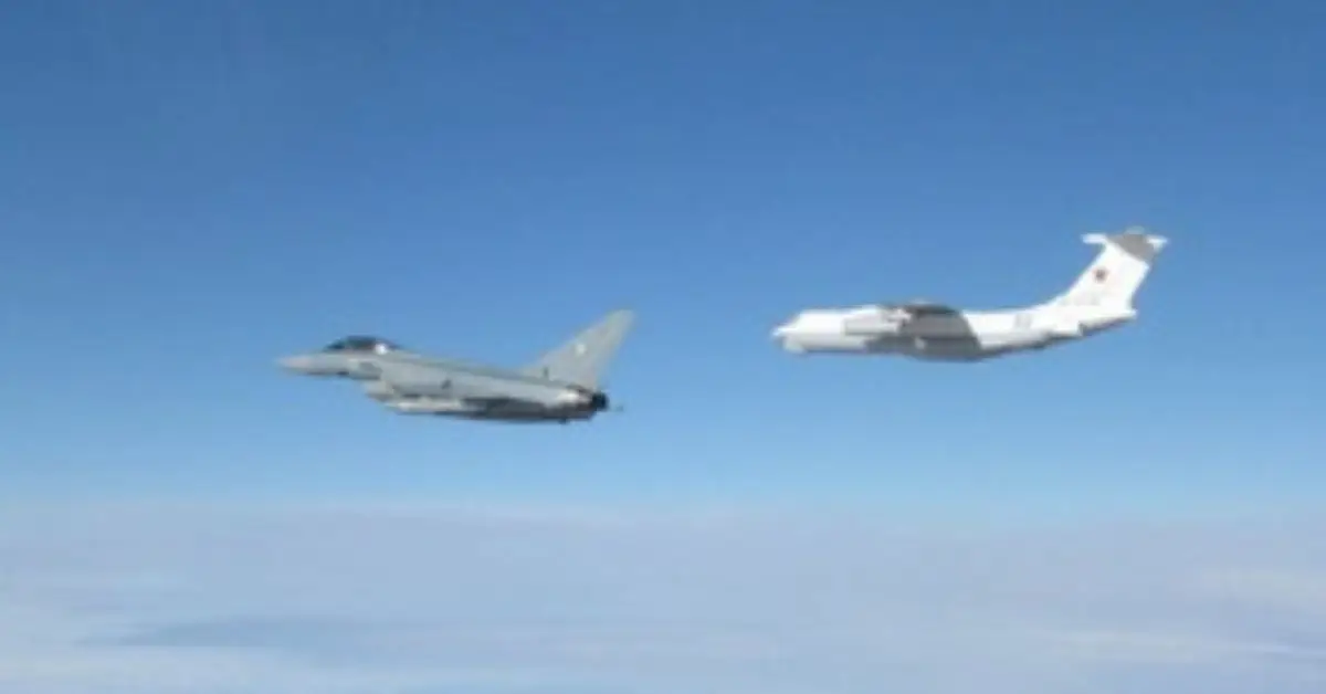Caza Typoon de las Fuerzas Aéreas Británicas (izquierda) escolta a un avión de reabastecimiento IL78 Midas ruso. 