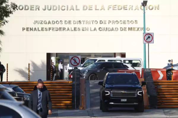 Camioneta recoge a madre de Emilio Lozoya