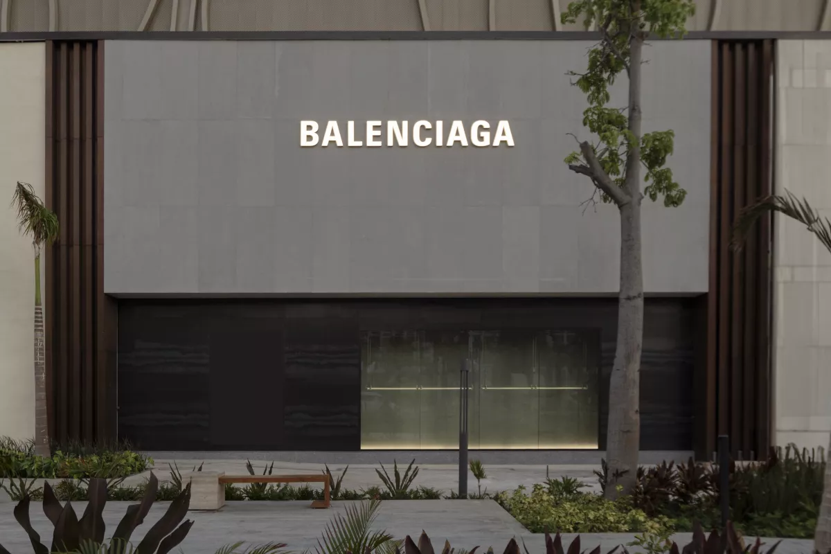 ¡Balenciaga abre su primera boutique en Cancún!
