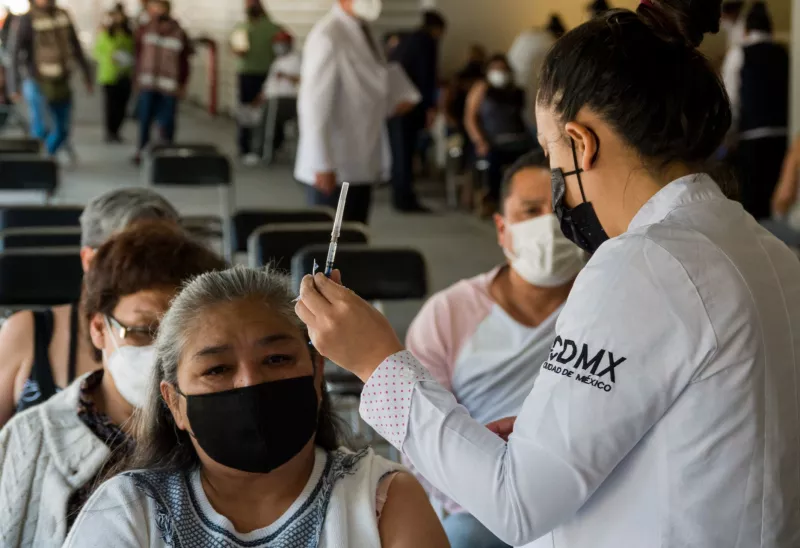Una enfermera prepara una vacuna, en la Arena Ciudad de México, contra el COVID-19.