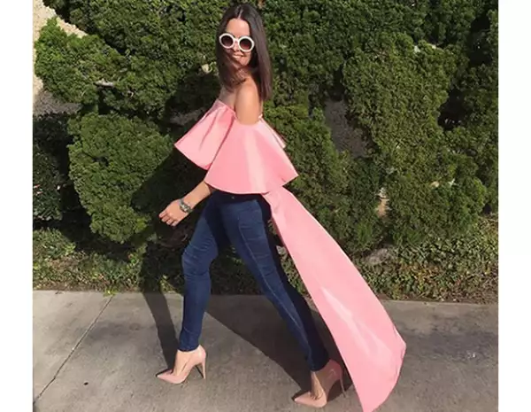 La diseñadora lleva el mismo top que llevó Aimee Song en tono rosa.