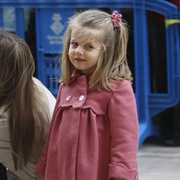 Leonor de Todos los Santos de Borbón y Ortiz  nació en Madrid el 31 de octubre de 2005 y es la primogénita de los Príncipes de Asturias, Felipe de Borbón y Letizia Ortiz. Desde su nacimiento,por ser hija del heredero de la corona, recibe el tratamiento de