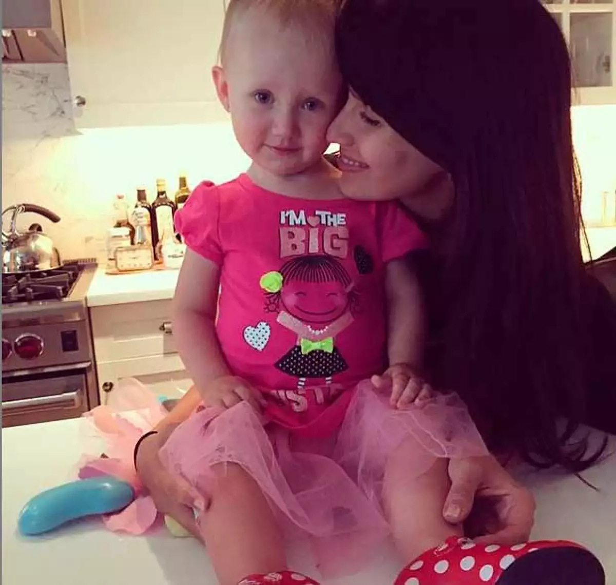 Ella es la encantadora Carmen, la primer hija de la pareja.