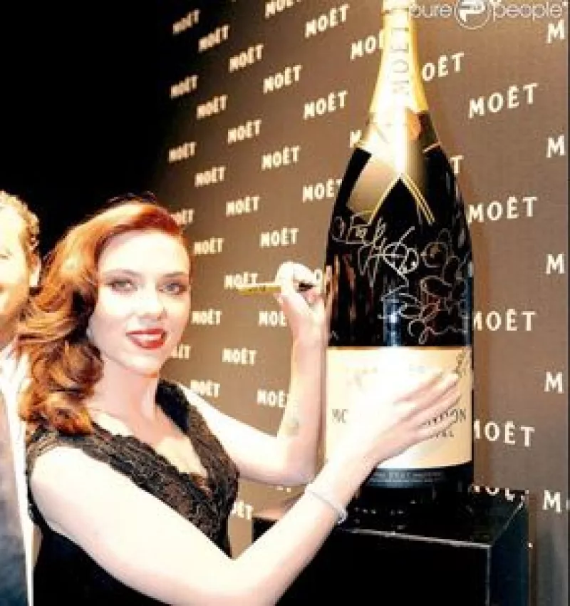 La actriz estadounidense, ahora con nuevo look de pelirroja, fue presentada anoche como la embajadora de Homenaje al cine, la nueva campaña dicha marca.