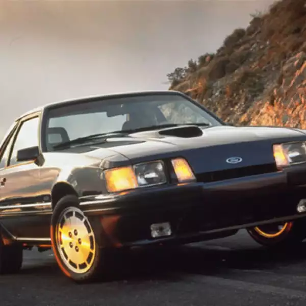 En 1986 el motor V8 del Mustang cambió su carburador por un puerto multisecuencial de inyección a presión.