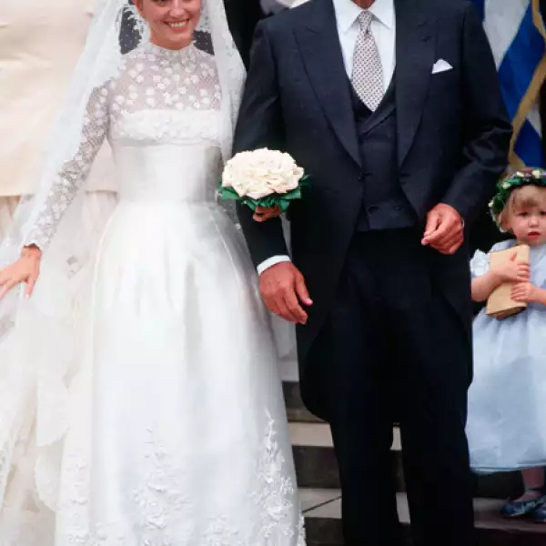 Más de 25 costureras al mando de Valentino confeccionaron el atuendo nupcial de 225 mil dólares que usó la novia el 1 de julio de 1995 para casarse con Pablo de Grecia.