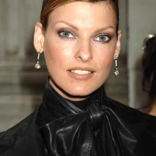 Elegante y sofisticada con el pelo recogido y raya al medio.