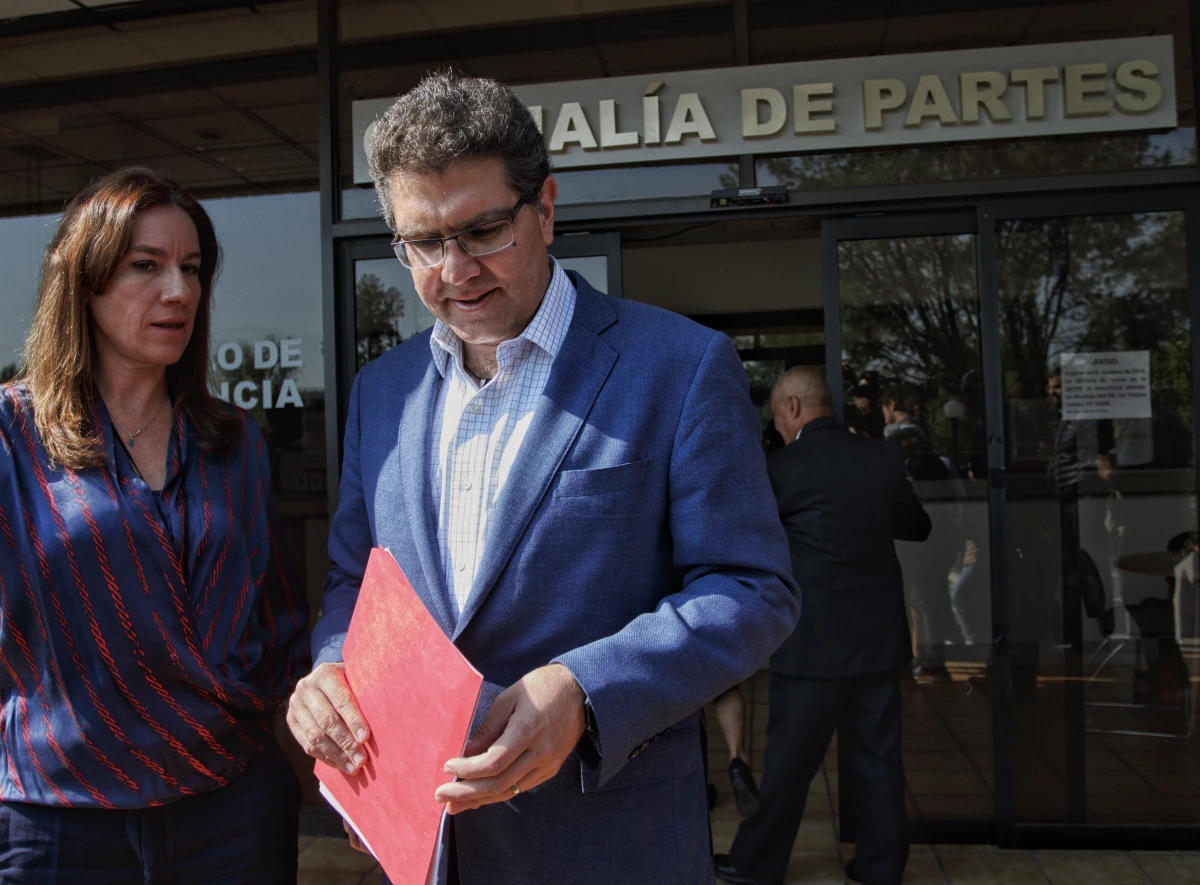 Armando Ríos Piter, aspirante a candidato independiente presidencial denunció que cuando acudió al INE a la revisión de firmas se encontró con varias anomalías y personal no capacitado.