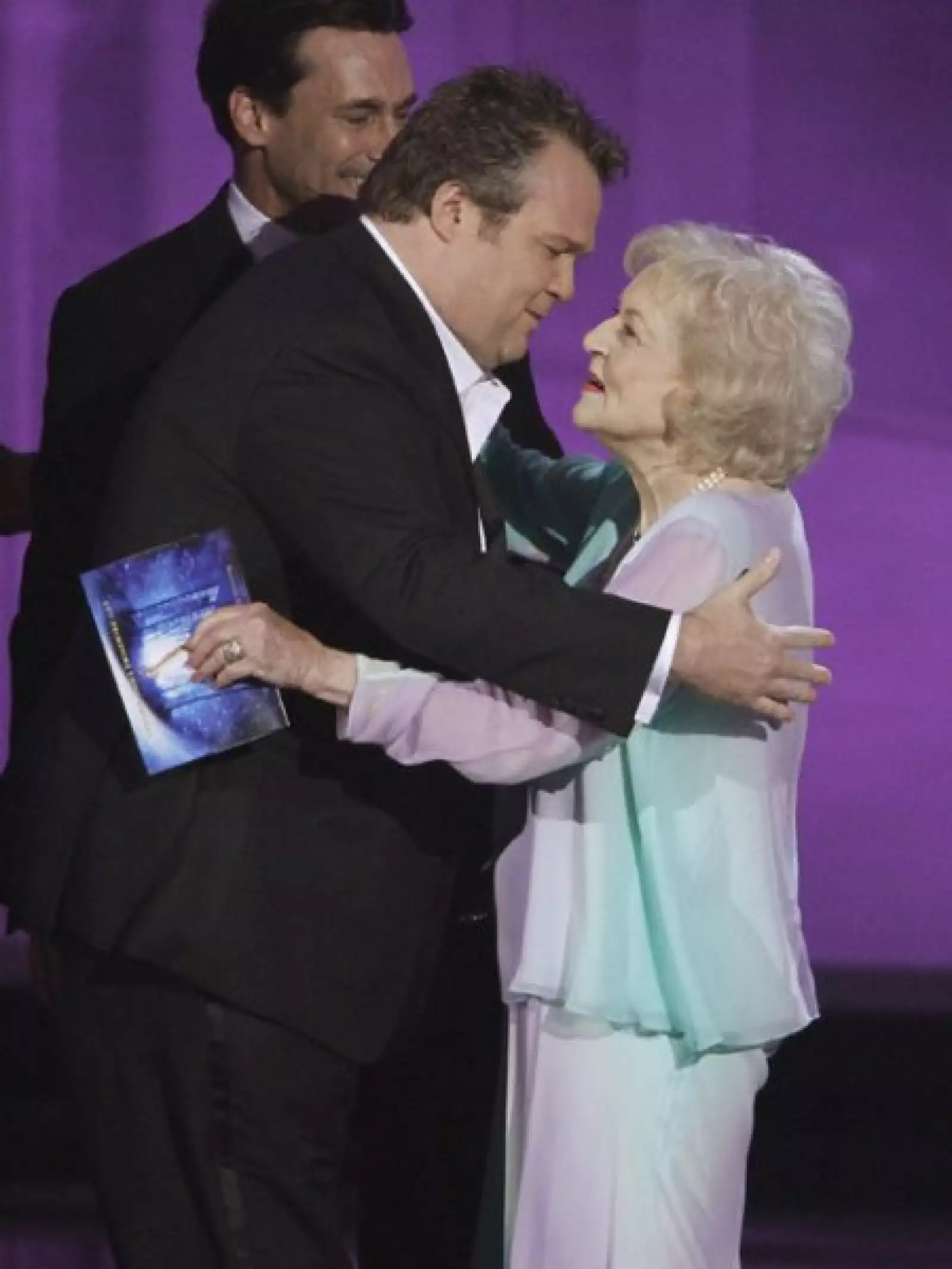 El abrazo entre Eric Stonestreet (Mejor actor secundario en serie de comedia por Modern Family) y la legendaria Betty White.