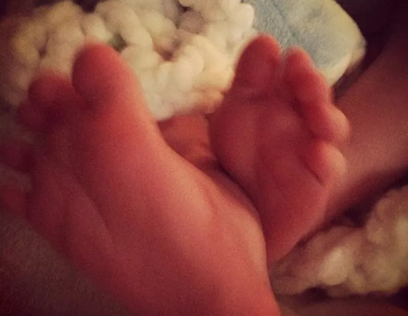 La cantante y actriz publicó en su cuenta de Twitter una imagen de los pies de su hijo Luca; a través de la red social ha mantenido informados a sus fans sobre su debut como mamá.