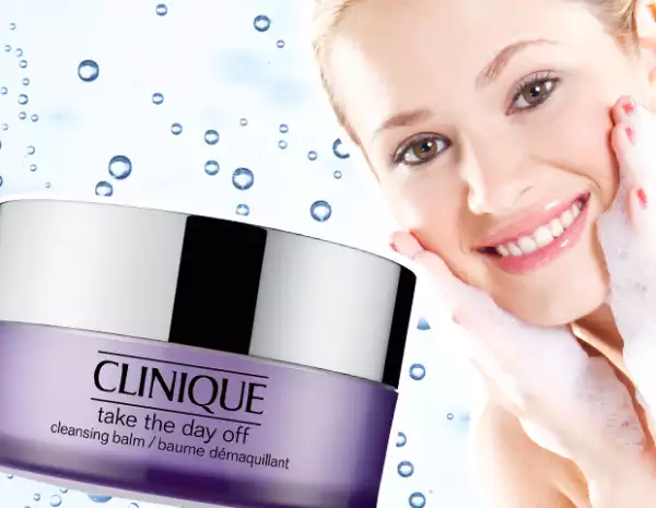 Después de despintarte los ojos, lávate la cara para empezar a eliminar rastros de maquillaje.