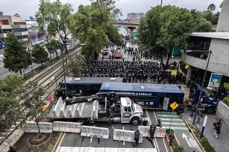 Policías detienen marcha de la CNTE hacia el Estadio Ciudad de México