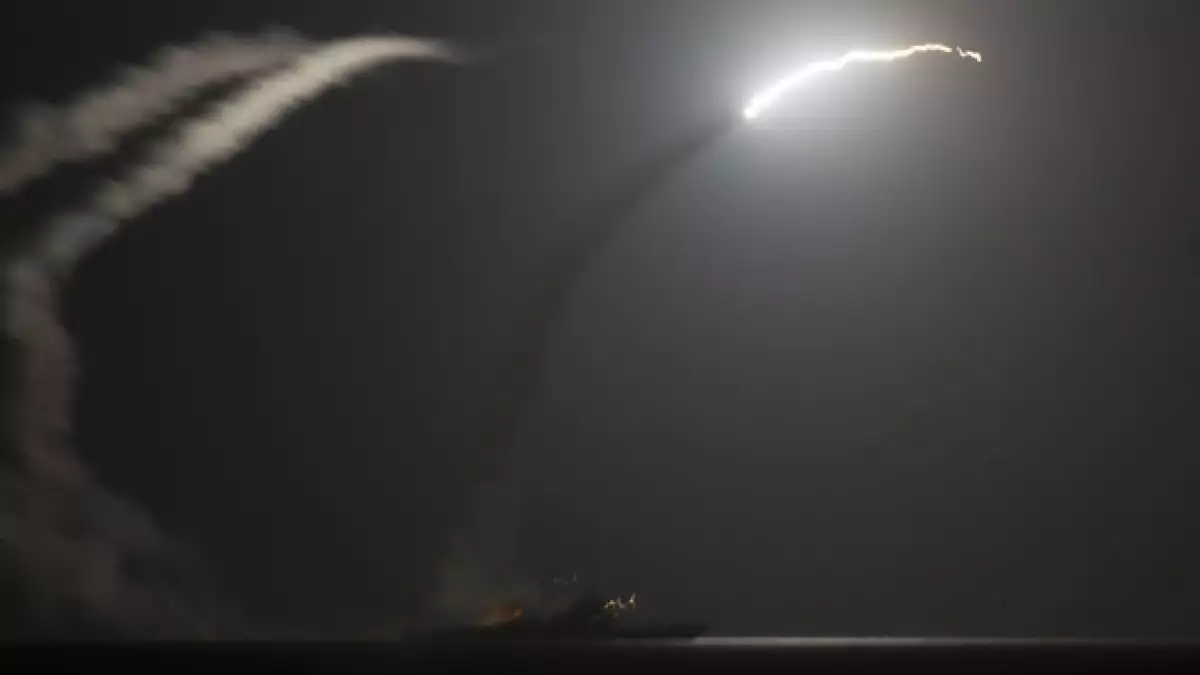 Un buque de la marina de Estados Unidos dispara un misil guiado contra Siria este martes, como parte de los bombardeos al país asiático